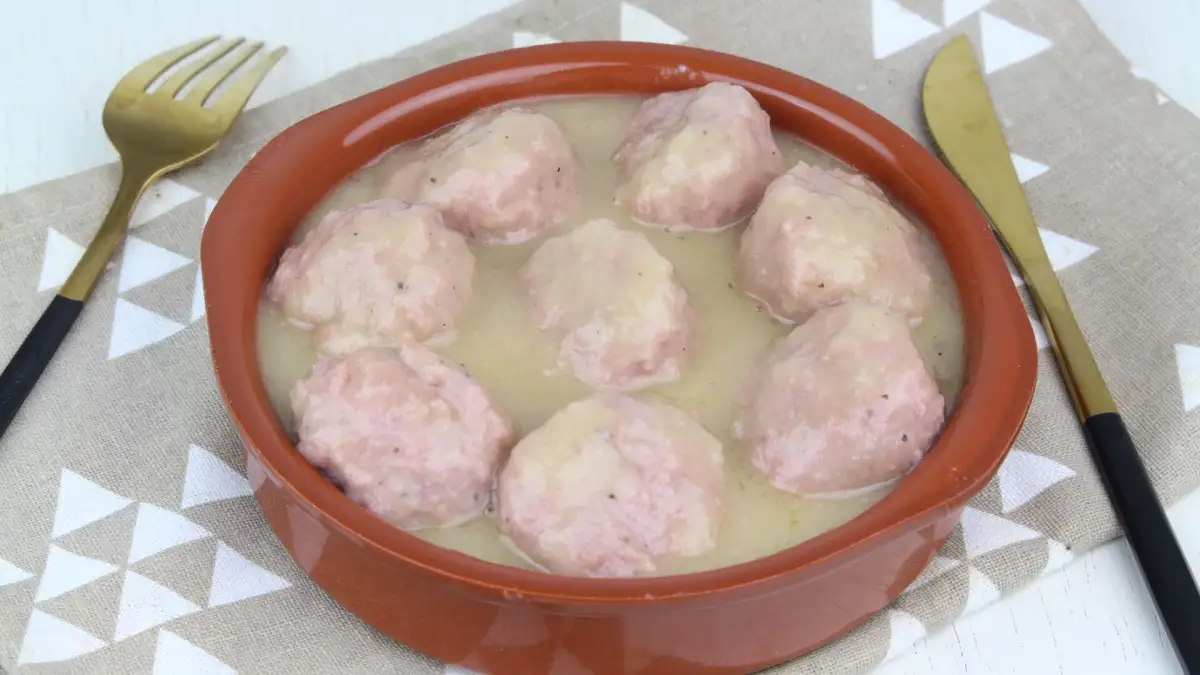 Albóndigas en salsa de cebolla con olla GM D