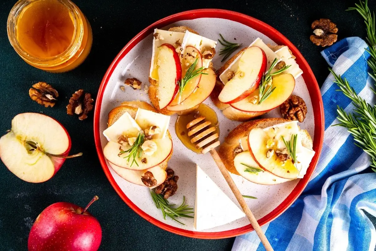 Crostini de queso brie, manzana y miel, receta fácil