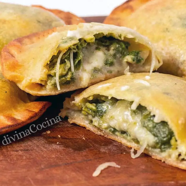 Empanadillas de espinacas, pasas y piñones