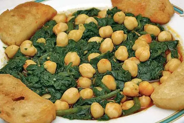 Espinacas con garbanzos al estilo andaluz