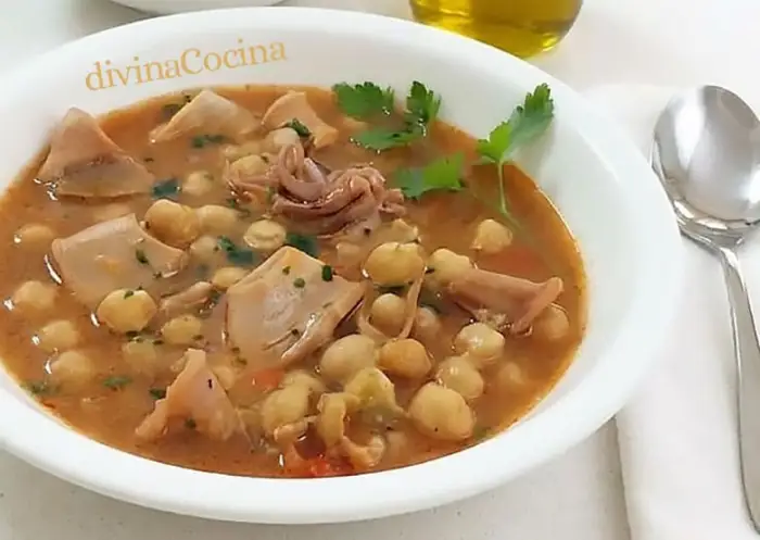 Garbanzos con chipirones o calamares