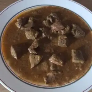 Hígado de cordero encebollado