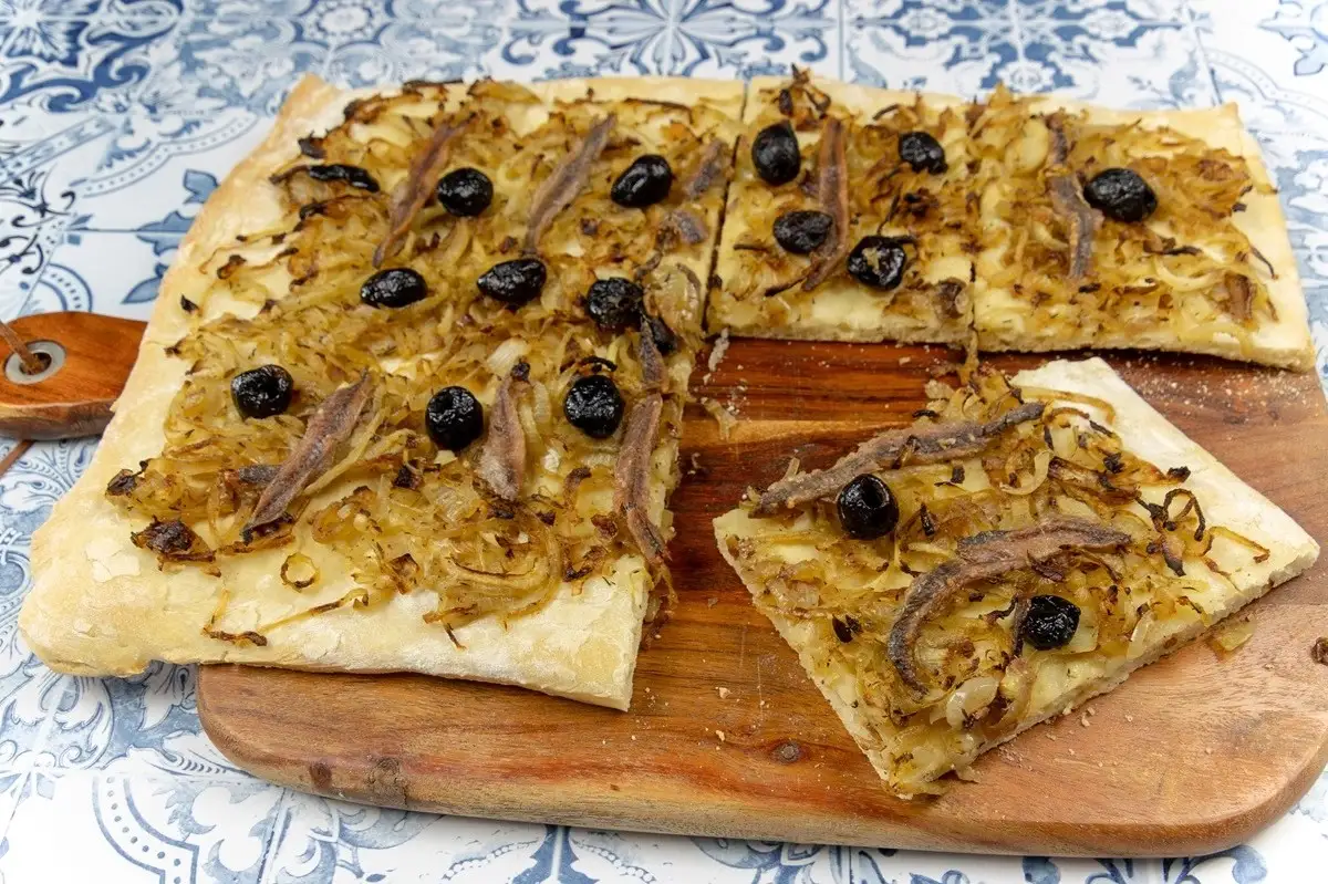 Pissaladière, tarta francesa de cebolla, anchoas y aceitunas