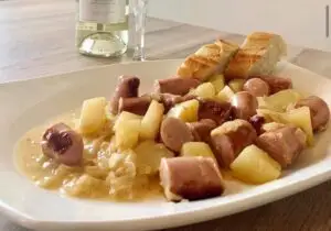 Salchichas al vino blanco