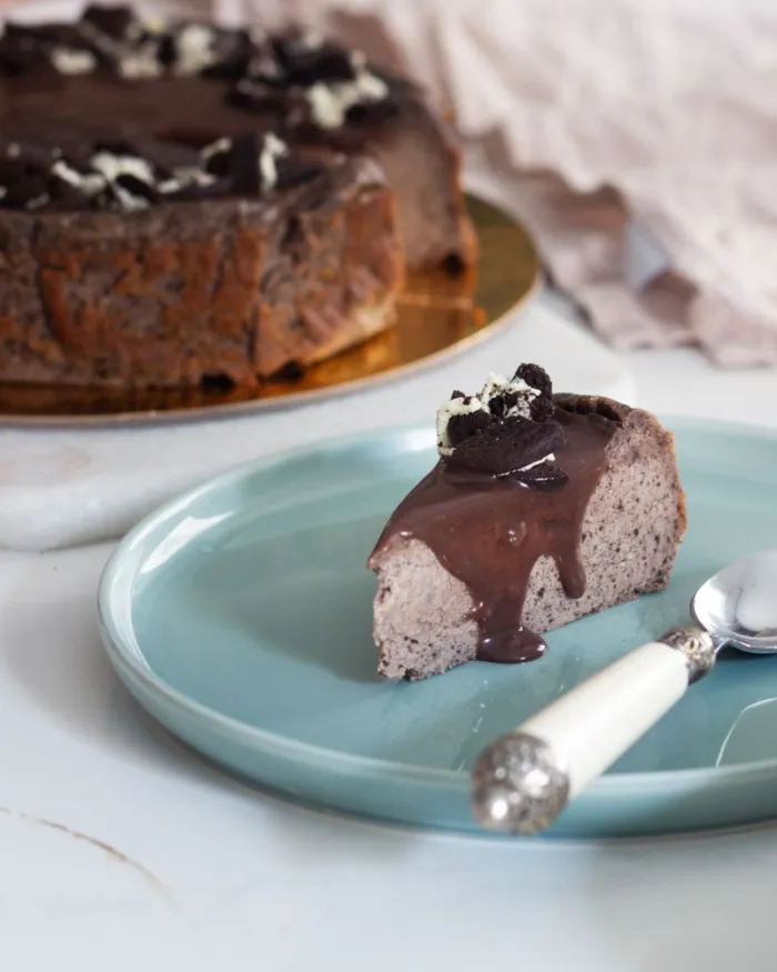 Tarta de queso con Oreo sin gluten (cremosa y fácil)